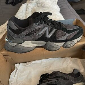 9060 New Balance  Black and Gray Sneakers
